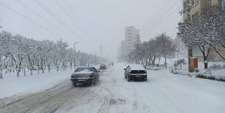 بارش برف در تمام مسیرهای مواصلاتی استان زنجان ادامه دارد بارش برف در تمام مسیرهای مواصلاتی استان زنجان ادامه دارد
