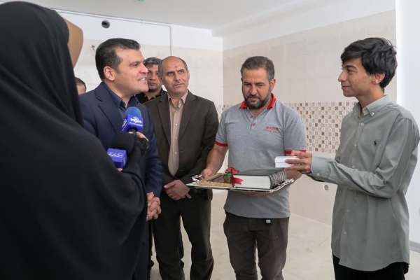 رئیس جمهور به نخبه زنجانی مسکن اهدا کرد رئیس جمهور به نخبه زنجانی مسکن اهدا کرد