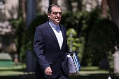 وزیر بهداشت به دلیل اختلاف بودجه از دولت استعفا داد وزیر بهداشت به دلیل اختلاف بودجه از دولت استعفا داد