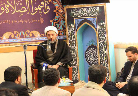حضور در راهپیمایی 22 بهمن، آبی بر آتش دشمنان است حضور در راهپیمایی 22 بهمن، آبی بر آتش دشمنان است