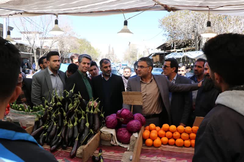 ورود دادستان زنجان به موضوع اجاره خیابان به وانت بارهای میوه فروش در منطقه امیر کبیر/شهرداری نسبت به ساماندهی وانت بارها و چرخ داران میوه فروش اقدام کند ورود دادستان زنجان به موضوع اجاره خیابان به وانت بارهای میوه فروش در منطقه امیر کبیر/شهرداری نسبت به ساماندهی وانت بارها و چرخ داران میوه فروش اقدام کند