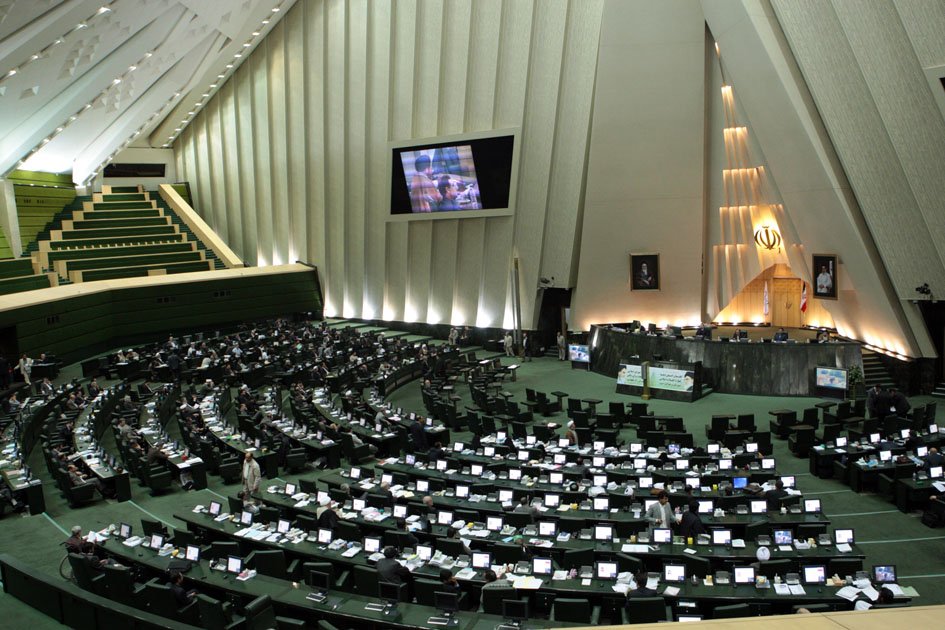 مجلس :حقوق کارمندان ۲۰ درصد افزایش یابد / دولت : منابع نداریم مجلس :حقوق کارمندان ۲۰ درصد افزایش یابد / دولت : منابع نداریم