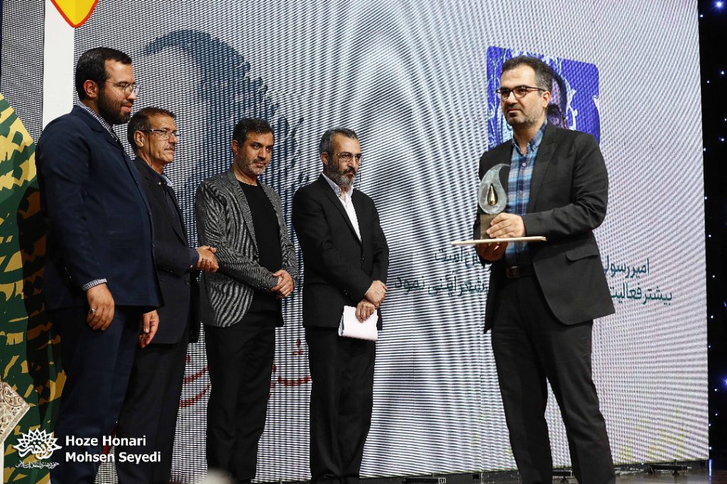 تقدیر از شاعر زنجانی در نخستین جشنواره جهانی شعر آئینی تقدیر از شاعر زنجانی در نخستین جشنواره جهانی شعر آئینی