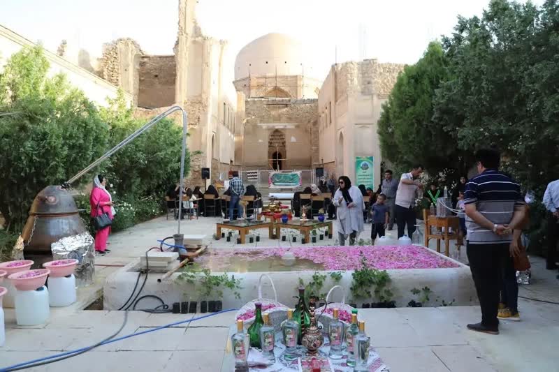 آغاز دومین جشنواره گلابگیری در بنای تاریخی «چلبی اوغلی» سلطانیه آغاز دومین جشنواره گلابگیری در بنای تاریخی «چلبی اوغلی» سلطانیه
