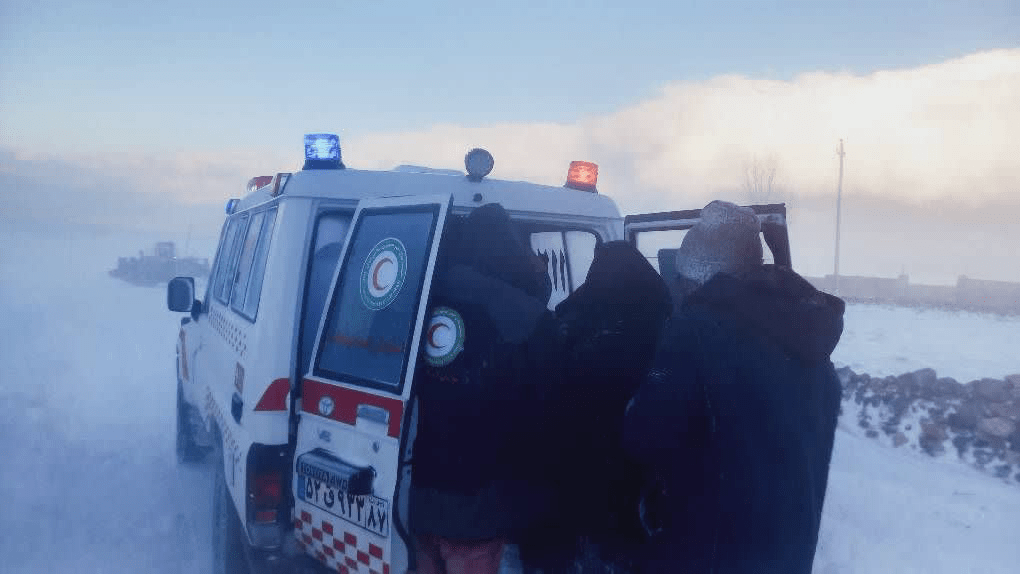 امدادرسانی به دو بیمار در روستای قرهداش توسط نجاتگران هلالاحمر امدادرسانی به دو بیمار در روستای قرهداش توسط نجاتگران هلالاحمر
