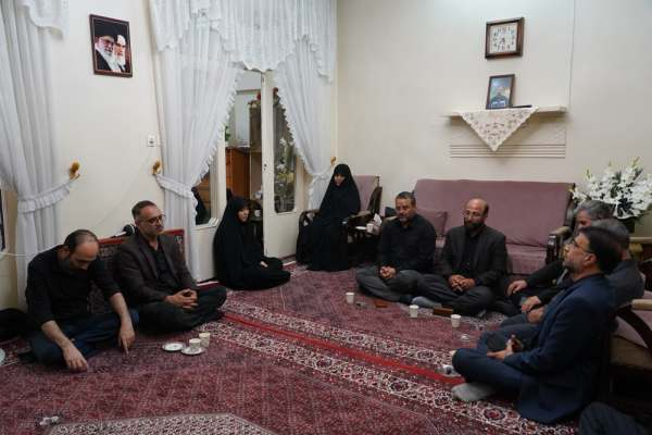 دیدار جمعی از اصحاب خبر زنجان با خانواده شهید فروغیراد دیدار جمعی از اصحاب خبر زنجان با خانواده شهید فروغیراد